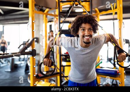 Mann Training mit trx fitness Bänder in der Turnhalle. Workout gesunder Lebensstil Sport Konzept Stockfoto