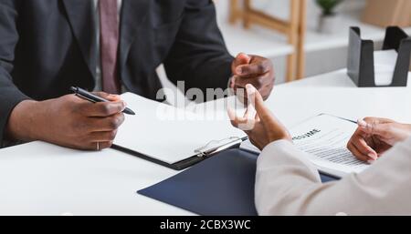 Nicht erkennbarer HR-Manager interviewt potenziellen Mitarbeiter im Büro, Nahaufnahme Stockfoto