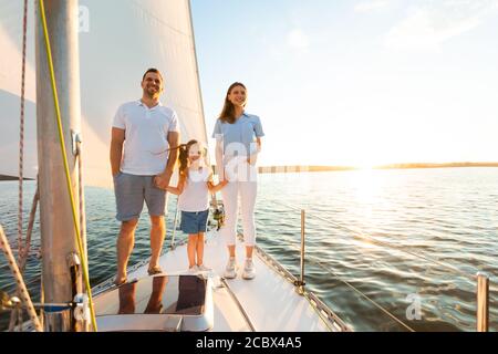 Eltern Und Kind Mädchen Stehen Auf Yacht Deck Halten Hände Stockfoto