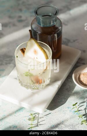 Sommergetränke, Birnencocktails mit Eis in Gläsern. Stockfoto