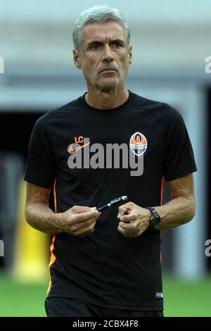 Düsseldorf, Deutschland. August 2020. Fußball: Europa League, Training vor dem Halbfinale Inter Mailand - Shakhtjor Donetsk in der Merkur Spiel Arena in Düsseldorf. Trainer Luís Castro von Donezk folgt dem Training seines Teams. Quelle: Federico Gambarini/dpa/Alamy Live News Stockfoto