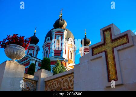Majestätisches Kloster Curchi aus Moldawien . Religiöser Hintergrund mit Kirche und Kreuz Symbol Stockfoto