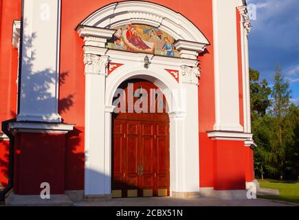 Kirche Eingang mit gewölbter Tür Stockfoto