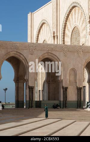 Hassan 2 Moschee in Casablanca Marokko 12/31/2019 mit Bögen und Blauer Himmel Stockfoto