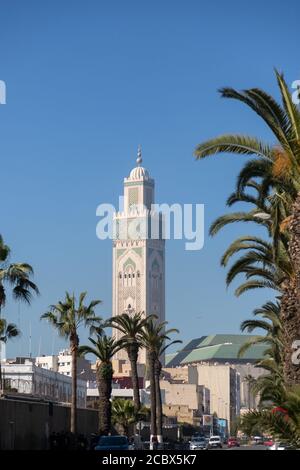 Hassan 2 Moschee in Casablanca Marokko 12/31/2019 mit Minarett und Blauer Himmel Stockfoto