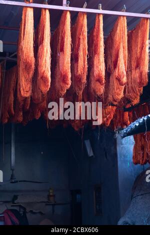 Gefärbte Wolle hängen im Souk in Marrakesch Marokko, rot, blau, gelb, Gold zu trocknen Stockfoto