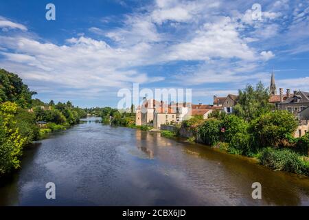 Blick Richtung Norden entlang des Flusses Gartempe, der durch Montmorillon fließt, Vienne (86), Frankreich. Stockfoto