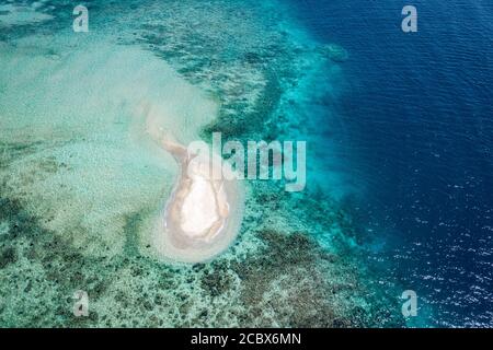 Luftaufnahme auf einer kleinen Sandinsel im blauen Ozean Stockfoto