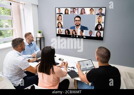 Videokonferenz, Geschäftsbesprechung, Anruf Im Büro Stockfoto