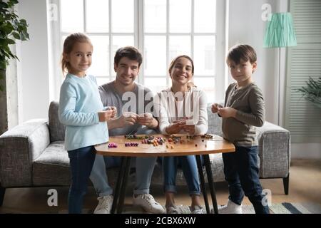 Portrait der fröhlichen vollen Familie in Hobby-Tätigkeit beteiligt. Stockfoto