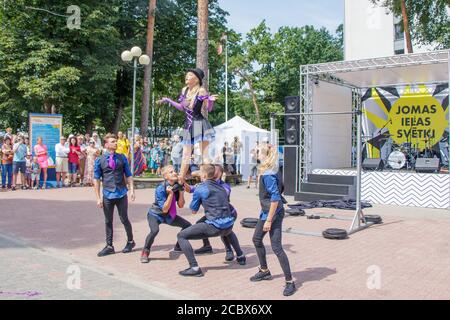 Aufführung einer Gruppe von Turnerinnen beim Jomas Straßenfest. Offener Zugang, keine Tickets. Stockfoto