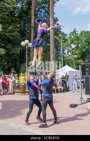 Aufführung einer Gruppe von Turnerinnen beim Jomas Straßenfest. Offener Zugang, keine Tickets. Stockfoto