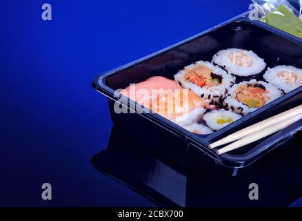 Japanische Meeresfrüchte Sushi-Set im Takeaway-Paket, zum Mitnehmen, Stockfoto