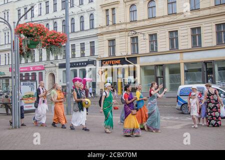 Gruppe der Hare Krishna Leute, die hereinlaufen und singen Die Straßen von Riga Stockfoto