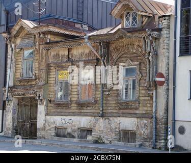 Altes schönes Holzhaus in schlechtem Zustand in der Kadriorg Gegend. Stockfoto