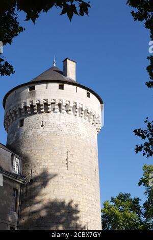 Mittelalterliches Frankreich; EIN runder Turm gegen einen blauen Himmel, Chateau de Tours, ein mittelalterliches Schloss aus dem 11. Jahrhundert in Tours, Loire-Tal, Frankreich Europa Stockfoto