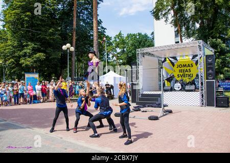 Aufführung einer Gruppe von Turnern auf dem traditionellen Sommerfest der Jomas Street . Stockfoto