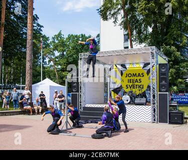 Aufführung einer Gruppe von Turnern auf dem traditionellen Sommerfest der Jomas Street . Keine Tickets. Stockfoto