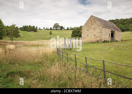 Alte Scheune aus Stein in der Landschaft in der Nähe des Dorfes Long Compton, an der Grenze von Oxfordshire und Warwickshire Stockfoto