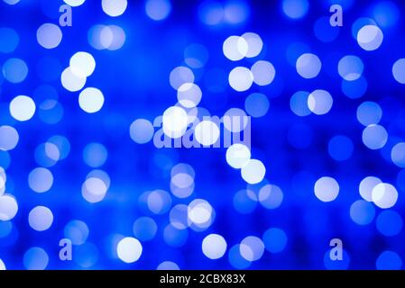Defokussierte abstrakte blaue Bokeh Lichter Hintergrund. Urlaubskonzept Stockfoto