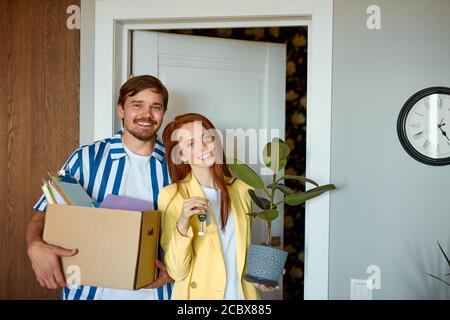 Portrait of adorable schöne Paar zog in eine neue Wohnung, sie brachten alle Boxen der Dinge. Rotschopf Frau und bärtigen Kerl in der Liebe, Glanz mit h Stockfoto