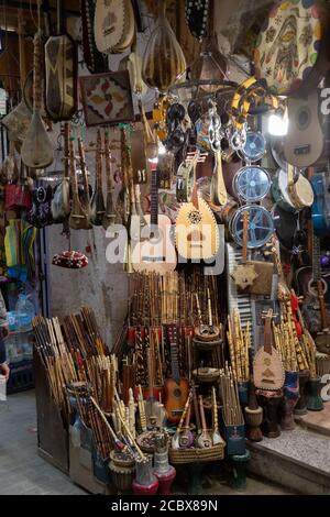 Marrakesch, Marokko, 01/12/2020 Musikinstrumentenstand in der Medina Stockfoto