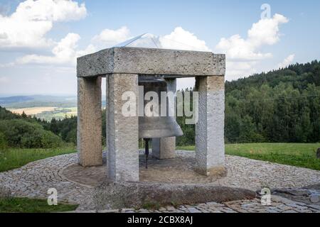 Große Glocke im Dorf Hojna Voda, Tschechische Republik Stockfoto