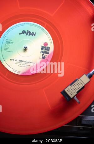 Rote Vinyl 12 Zoll Single-Version von Japans 80er Jahre-Album Das Leben in Tokio spielt auf einem Plattenspieler Stockfoto