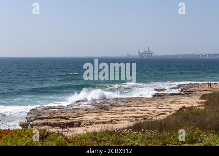 Hafen von Sines von Sao Torpes aus gesehen, über den Ozean Stockfoto