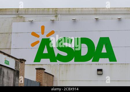 Eine Nahaufnahme eines Asda Supermarktladens Schild in Cardiff, Wales, Vereinigtes Königreich. Stockfoto