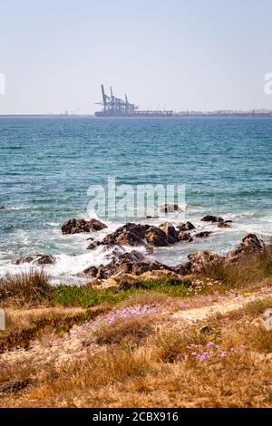 Hafen von Sines von Sao Torpes aus gesehen, über den Ozean Stockfoto