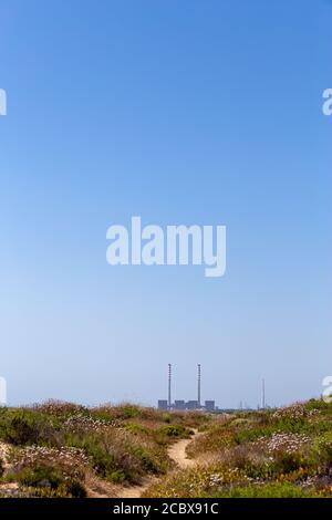 Kraftwerk Sines am Anfang des Vicentina Trails Stockfoto