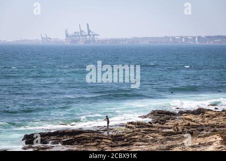 Hafen von Sines von Sao Torpes aus gesehen, über den Ozean Stockfoto