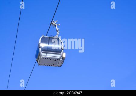 Seilbahnkabine auf gegen blauen Himmel. Standseilbahn oder Seilbahnen im Skigebiet. Stockfoto