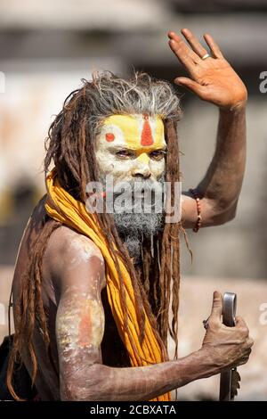 Kathmandu, Nepal - 10. Oktober 2008: Ein Sadhu am Pashupatinath-Tempel, Wellen an Pilgern, Kathmandu, Nepal. Stockfoto