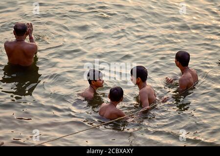 Varanasi, Uttar Pradesh/Indien - 23. Januar 2008: Jungen nehmen ein rituelles Bad im Fluss Ganges an den Ghats (Uferstufen), Varanasi, Indien. Stockfoto