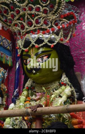 Howrah, Indien. August 2020. RAM-Sita Idol zusammen mit anderen hinduistischen Gottheiten werden zum Ganges für ein großes Eintauchen am letzten Sonntag in Shraavana Monat im indischen Kalender genommen. Lord Rama und Göttin Sita Idole, die seit über 200 Jahren in Ramrajatala von Howrah in Westbengalen verehrt wurden. Eine große Anzahl von Menschen beobachtete die jährliche große Prozession inmitten der neuartigen Coronavirus (COVID-19) Pandemie. (Foto von Biswarup Ganguly/Pacific Press/Sipa USA) Quelle: SIPA USA/Alamy Live News Stockfoto