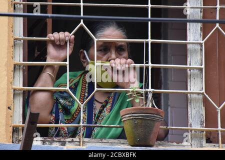 Howrah, Indien. August 2020. RAM-Sita Idol zusammen mit anderen hinduistischen Gottheiten werden zum Ganges für ein großes Eintauchen am letzten Sonntag in Shraavana Monat im indischen Kalender genommen. Lord Rama und Göttin Sita Idole, die seit über 200 Jahren in Ramrajatala von Howrah in Westbengalen verehrt wurden. Eine große Anzahl von Menschen beobachtete die jährliche große Prozession inmitten der neuartigen Coronavirus (COVID-19) Pandemie. (Foto von Biswarup Ganguly/Pacific Press/Sipa USA) Quelle: SIPA USA/Alamy Live News Stockfoto