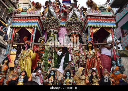 Howrah, Indien. August 2020. RAM-Sita Idol zusammen mit anderen hinduistischen Gottheiten werden zum Ganges für ein großes Eintauchen am letzten Sonntag in Shraavana Monat im indischen Kalender genommen. Lord Rama und Göttin Sita Idole, die seit über 200 Jahren in Ramrajatala von Howrah in Westbengalen verehrt wurden. Eine große Anzahl von Menschen beobachtete die jährliche große Prozession inmitten der neuartigen Coronavirus (COVID-19) Pandemie. (Foto von Biswarup Ganguly/Pacific Press/Sipa USA) Quelle: SIPA USA/Alamy Live News Stockfoto