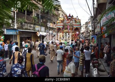 Howrah, Indien. August 2020. RAM-Sita Idol zusammen mit anderen hinduistischen Gottheiten werden zum Ganges für ein großes Eintauchen am letzten Sonntag in Shraavana Monat im indischen Kalender genommen. Lord Rama und Göttin Sita Idole, die seit über 200 Jahren in Ramrajatala von Howrah in Westbengalen verehrt wurden. Eine große Anzahl von Menschen beobachtete die jährliche große Prozession inmitten der neuartigen Coronavirus (COVID-19) Pandemie. (Foto von Biswarup Ganguly/Pacific Press/Sipa USA) Quelle: SIPA USA/Alamy Live News Stockfoto