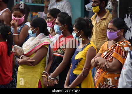 Howrah, Indien. August 2020. RAM-Sita Idol zusammen mit anderen hinduistischen Gottheiten werden zum Ganges für ein großes Eintauchen am letzten Sonntag in Shraavana Monat im indischen Kalender genommen. Lord Rama und Göttin Sita Idole, die seit über 200 Jahren in Ramrajatala von Howrah in Westbengalen verehrt wurden. Eine große Anzahl von Menschen beobachtete die jährliche große Prozession inmitten der neuartigen Coronavirus (COVID-19) Pandemie. (Foto von Biswarup Ganguly/Pacific Press/Sipa USA) Quelle: SIPA USA/Alamy Live News Stockfoto