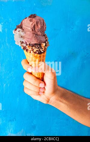 Schokoladen-Eiscreme-Kegel Stockfoto