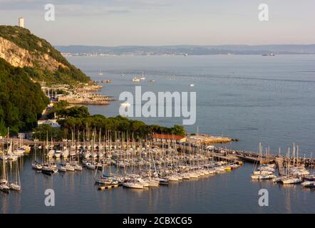 Sistiana Bay Marina und Portopiccolo Luxus-Resort im Hintergrund, an der Küste in der Nähe von Triest, Italien Stockfoto