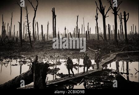 Kanadische Soldaten in der äußersten Einöde des Passchendaele Ridge, über die die 2. Kanadische Division während der 3. Schlacht von Ypern, auch bekannt als die Schlacht von Passchendaele, eine Kampagne des Ersten Weltkriegs, vorrückte, Das geschah an der Westfront, von Juli bis November 1917, zur Kontrolle der Grate südlich und östlich der belgischen Stadt Ypern in Westflandern....Chateau Woods, Ypern Stockfoto