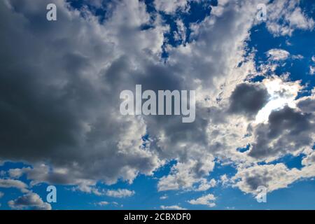 Dunkler Himmel. Dunkle Wolken. Dunkler Himmel voller Wolken vor Regen. Himmel. Stockfoto