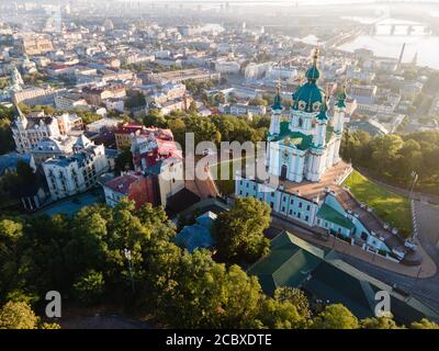 Luftaufnahme der Kiewer St. Andreas-Kirche. Ukraine Stockfoto