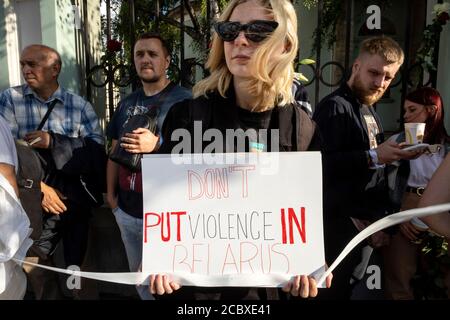 Moskau, Russland. 16. August 2020 EINE Frau hält ein Banner während einer Protestkundgebung gegen die offiziellen Ergebnisse der weißrussischen Präsidentschaftswahl vor der belarussischen Botschaft in Moskau, Russland Stockfoto