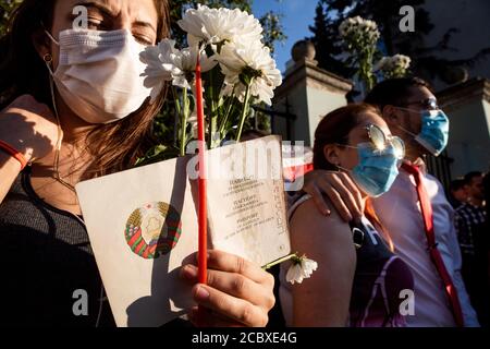 Moskau, Russland. 16. August 2020 EINE Frau hält während einer Protestkundgebung gegen die offiziellen Ergebnisse der belarussischen Präsidentschaftswahl vor der belarussischen Botschaft in Moskau, Russland, BELARUSSISCHEN Pass Stockfoto