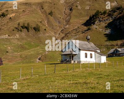 Aelggi, in den Schweizer Alpen. Das geographische Zentrum der Schweiz, Schweizer Alpen. Tourismus. Kapelle. Kirche.Touristenattraktion Stockfoto