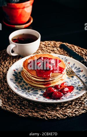 Stapel von Pfannkuchen mit dogenbeermarmelade Stockfoto